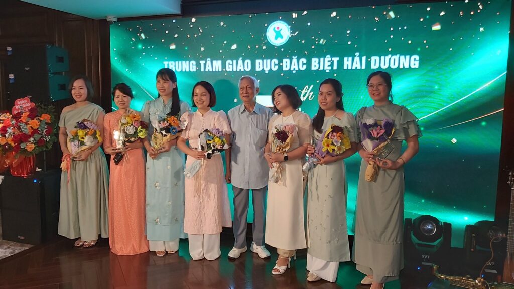 PGS.TS Tô Bá Trượng tặng hoa và Kỷ niệm chương cho giáo viên