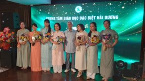 PGS.TS Tô Bá Trượng tặng hoa và Kỷ niệm chương cho giáo viên